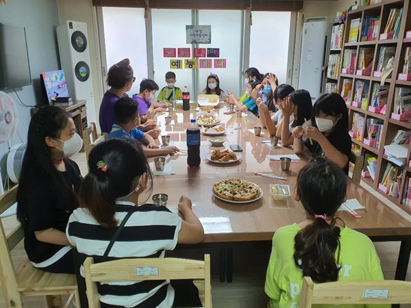 지역아동센터에서 아동을 위한 행사를 진행 중인 모습이다.