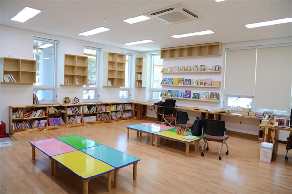 어린이들이 좋아하는 색으로 꾸민 행복안의봄날센터의 도서관 공간