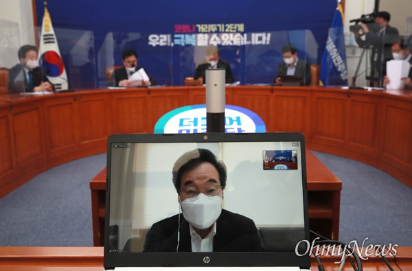 더불어민주당 이낙연 대표가 25일 서울 여의도 국회에서 열린 최고위원회의에서 화상으로 참석해 모두발언하고 있다.