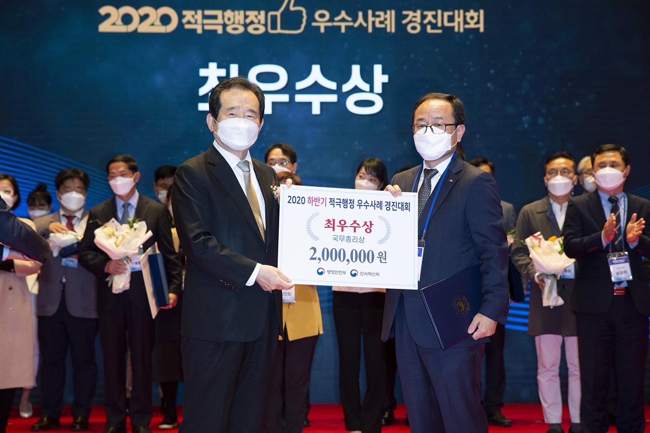 한국서부발전(주) 이상용 발전기술처장이 정세균 총리로부터 국무총리상을 수상하고 있다.