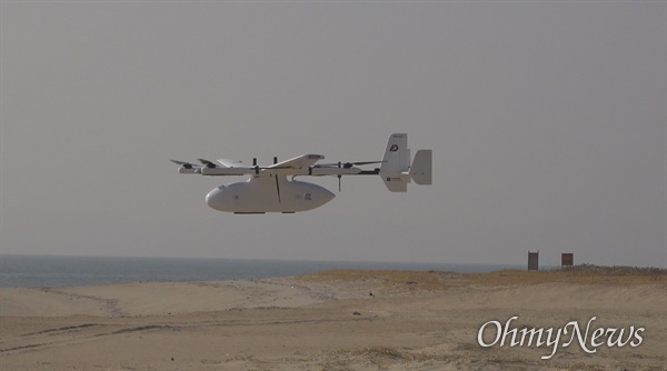  ㈜파블로항공은 지난 21일 VTOL 드론 2대를 이용해 섬 지역에서 필요한 의약품 등을 싣고 인천 신항 관리부두에서 영흥도, 자월도까지 총 80.6km 거리, 1시간 20분 동안 선회 비행해 물품을 배송했다. 자월도 착륙 장면.