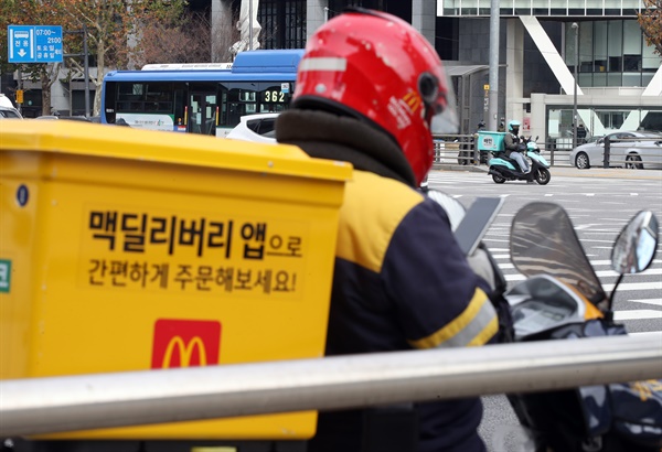 수도권 사회적 거리 두기가 2단계로 격상된 24일 점심시간에 서울 삼성역 인근에서 배달직원이 분주하게 이동하고 있다.