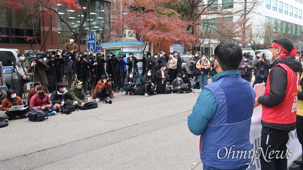 25일 서울 여의도 민주당 서울시당 앞에서 열린 민주노총 기자회견이 진행됐다. 사회적 거리두기 2단계 이유로 9명만 기자회견에 참석했다. 반면 이날 현장에선 100여 명의 기자들이 몰렸다.