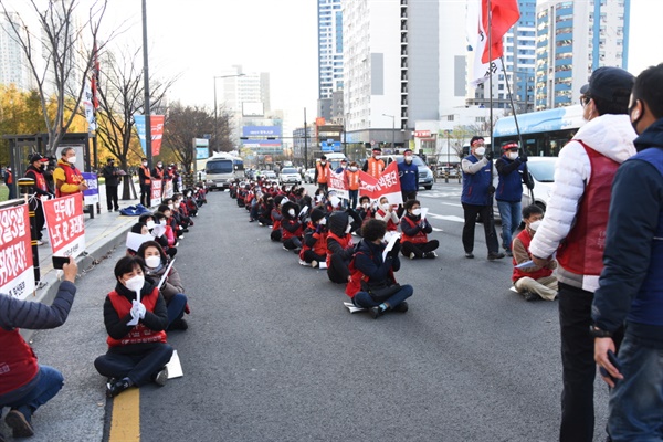2 거점인 송상현 광장에서 대회를 진행하던 민주일반연맹 조합원들이 대표단을 향해 박수를 치고 있다.