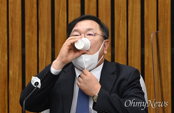 더불어민주당 김태년 원내대표가 26일 국회에서 열린 정책조정회의에서 발언을 마친 뒤 물을 마시고 있다. 