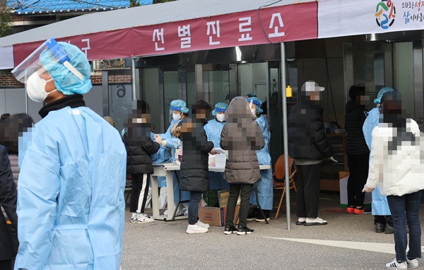 6일 오전 서울 강서구보건소 선별진료소를 찾은 시민들이 신종 코로나바이러스 감염증(코로나19) 검사를 받기 위해 차례를 기다리고 있다. 강서구에 따르면 지난 23일부터 사흘 동안 관내 에어로빅학원과 관련해 모두 52명이 확진됐다.