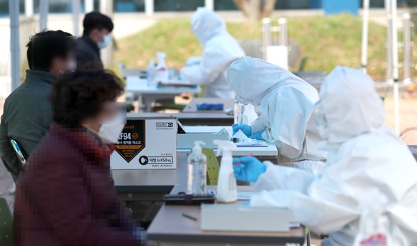 22일 오후 경남 하동군 하동보건소 입구에 마련된 신종 코로나바이러스 감염증(코로나19) 선별진료소에서 군민이 검사받고 있다.
