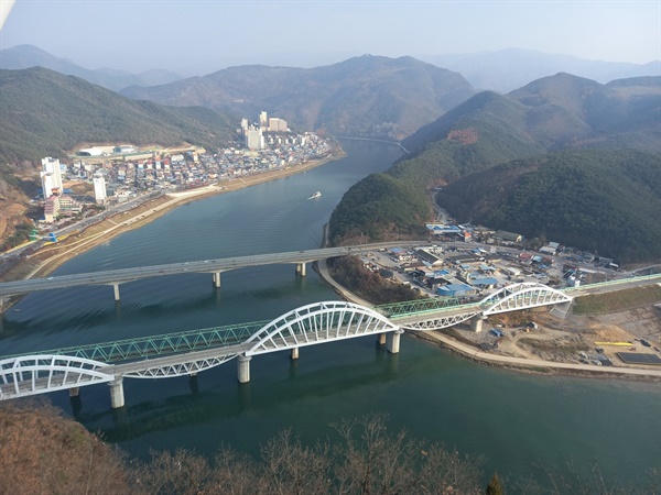 강화유리로 된 스카이워크에서 내려다 본 남한강의 풍경