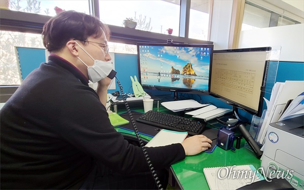 충남교육청 천안진로진학상담센터 박현동 교육연구사가 전화 상담을 하고 있다.