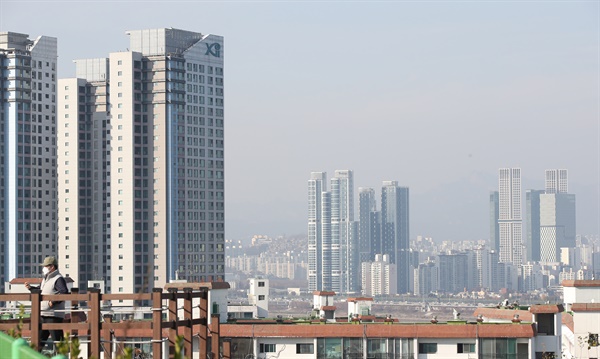 11월 26일 한국감정원에 따르면 11월 넷째 주(23일 기준) 서울지역 아파트 전셋값이 전주대비 0.15% 올라 73주 연속 상승한 것으로 나타났다. 전국의 주간 아파트 전셋값은 0.30% 상승했으며 수도권은 0.26%에서 0.25%로 상승폭이 줄었지만, 지방은 0.33%에서 0.34%로 상승폭이 커진 것으로 나타났다. 사진은 이날 오후 서울 강남구와 성동구의 아파트 모습.