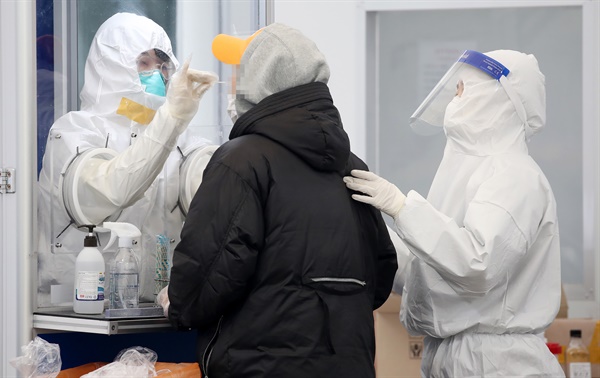 국내 신종 코로나바이러스감염증(코로나19) 신규 확진자가 500명대를 기록한 26일 오전 서울 송파구보건소에 마련된 선별진료소를 찾은 시민이 검체 검사를 받고 있다.