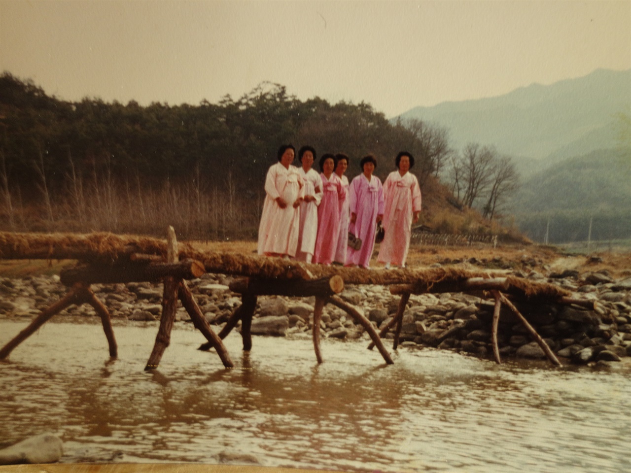 마을 입구에 놓였던 섶다리  겨울이면 마을주민들이 힘을 모아 섶다리를 놓았다. 