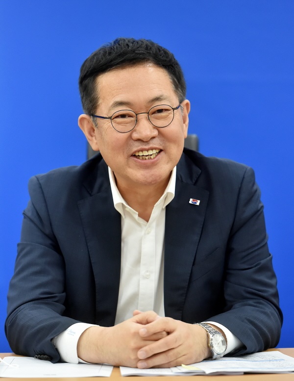박남춘 인천시장은 '수도권 매립지 2025년 종료' 입장을 재확인하며, 서울과 경기도를 향해 '발생지 처리 원칙'에 입각한 자체 매립지 조성의 적극적인 조성을 촉구했다.