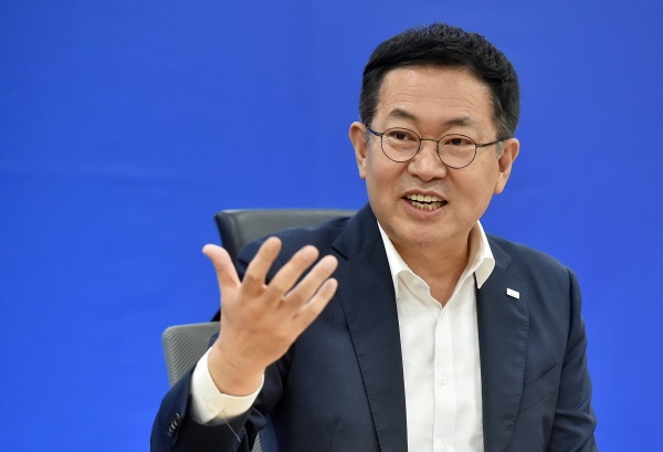 박남춘 인천시장은 2025년까지 총 사업비 12조 5000억 원이 투입되는 '인천형 그린 뉴딜'에 대해 설명하며, 향후 100년 인천의 지속가능한 발전을 책임질 핵심성장과제임을 강조했다.