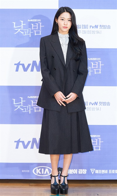 '낮과 밤' 김설현, 깊어진 가을느낌 김설현 배우가 25일 오후 열린 tvN 새 월화드라마 <낮과 밤> 온라인 제작발표회에서 포즈를 취하고 있다. <낮과 밤>은 현재 일어나는 미스터리한 사건들과 연관 있는, 28년 전 한 마을에서 일어난 의문의 사건에 대한 비밀을 파헤치는 예고 살인 추리극이다. 30일 월요일 밤 9시 첫 방송.