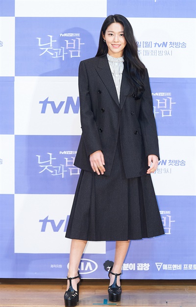 '낮과 밤' 김설현, 깊어진 가을느낌 김설현 배우가 25일 오후 열린 tvN 새 월화드라마 <낮과 밤> 온라인 제작발표회에서 포즈를 취하고 있다. <낮과 밤>은 현재 일어나는 미스터리한 사건들과 연관 있는, 28년 전 한 마을에서 일어난 의문의 사건에 대한 비밀을 파헤치는 예고 살인 추리극이다. 30일 월요일 밤 9시 첫 방송.