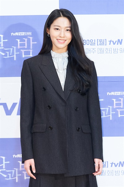 '낮과 밤' 김설현, 깊어진 가을느낌 김설현 배우가 25일 오후 열린 tvN 새 월화드라마 <낮과 밤> 온라인 제작발표회에서 포즈를 취하고 있다. <낮과 밤>은 현재 일어나는 미스터리한 사건들과 연관 있는, 28년 전 한 마을에서 일어난 의문의 사건에 대한 비밀을 파헤치는 예고 살인 추리극이다. 30일 월요일 밤 9시 첫 방송.