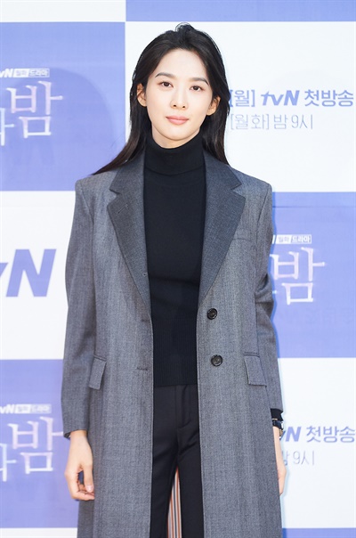 '낮과 밤' 이청아, 믿음가는 맑음 이청아 배우가 25일 오후 열린 tvN 새 월화드라마 <낮과 밤> 온라인 제작발표회에서 포즈를 취하고 있다. <낮과 밤>은 현재 일어나는 미스터리한 사건들과 연관 있는, 28년 전 한 마을에서 일어난 의문의 사건에 대한 비밀을 파헤치는 예고 살인 추리극이다. 30일 월요일 밤 9시 첫 방송.