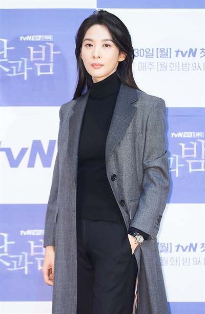 '낮과 밤' 이청아, 믿음가는 맑음 이청아 배우가 25일 오후 열린 tvN 새 월화드라마 <낮과 밤> 온라인 제작발표회에서 포즈를 취하고 있다. <낮과 밤>은 현재 일어나는 미스터리한 사건들과 연관 있는, 28년 전 한 마을에서 일어난 의문의 사건에 대한 비밀을 파헤치는 예고 살인 추리극이다. 30일 월요일 밤 9시 첫 방송.