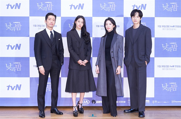 '낮과 밤' 새로운 조합 남궁민, 김설현, 이청아, 윤선우 배우가 25일 오후 열린 tvN 새 월화드라마 <낮과 밤> 온라인 제작발표회에서 포즈를 취하고 있다. <낮과 밤>은 현재 일어나는 미스터리한 사건들과 연관 있는, 28년 전 한 마을에서 일어난 의문의 사건에 대한 비밀을 파헤치는 예고 살인 추리극이다. 30일 월요일 밤 9시 첫 방송.