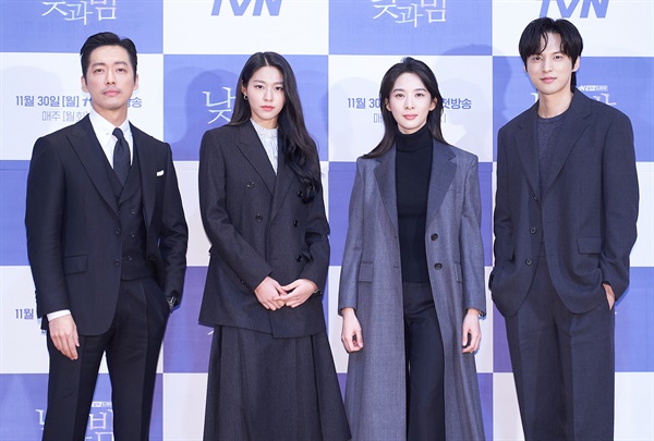 '낮과 밤' 새로운 조합 남궁민, 김설현, 이청아, 윤선우 배우가 25일 오후 열린 tvN 새 월화드라마 <낮과 밤> 온라인 제작발표회에서 포즈를 취하고 있다. <낮과 밤>은 현재 일어나는 미스터리한 사건들과 연관 있는, 28년 전 한 마을에서 일어난 의문의 사건에 대한 비밀을 파헤치는 예고 살인 추리극이다. 30일 월요일 밤 9시 첫 방송.