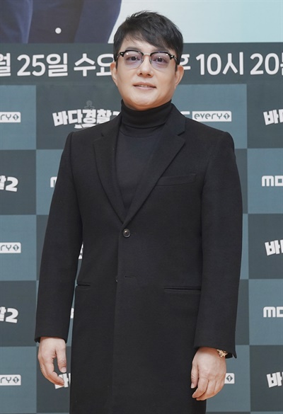 '바다경찰2' 이범수, 서장님 분위기 이범수 배우가 25일 오후 열린 MBC에브리원 예능 <바다경찰2> 온라인 제작발표회에서 포즈를 취하고 있다. <바다경찰2>는 해상경비, 해난구조, 해상 환경 보존 등 바다를 지키는 각종 업무를 맡아 해결하며 해양경찰의 감동과 애환을 그린 리얼리티 프로그램이다. 25일 수요일 밤 10시 20분 첫 방송.