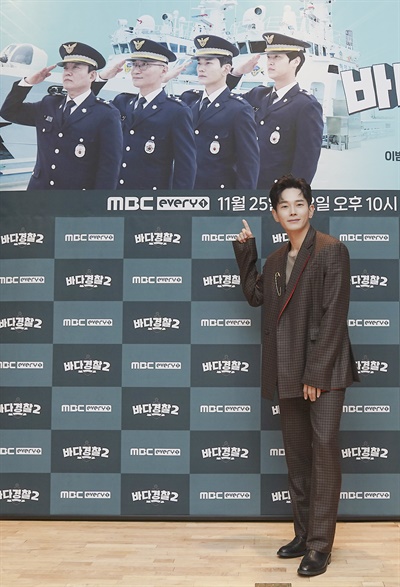 '바다경찰2' 온주완, 해양경찰 마스코트 온주완 배우가 25일 오후 열린 MBC에브리원 예능 <바다경찰2> 온라인 제작발표회에서 포즈를 취하고 있다. <바다경찰2>는 해상경비, 해난구조, 해상 환경 보존 등 바다를 지키는 각종 업무를 맡아 해결하며 해양경찰의 감동과 애환을 그린 리얼리티 프로그램이다. 25일 수요일 밤 10시 20분 첫 방송.