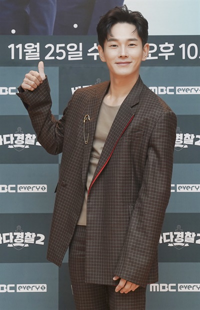 '바다경찰2' 온주완, 해양경찰 마스코트 온주완 배우가 25일 오후 열린 MBC에브리원 예능 <바다경찰2> 온라인 제작발표회에서 포즈를 취하고 있다. <바다경찰2>는 해상경비, 해난구조, 해상 환경 보존 등 바다를 지키는 각종 업무를 맡아 해결하며 해양경찰의 감동과 애환을 그린 리얼리티 프로그램이다. 25일 수요일 밤 10시 20분 첫 방송.