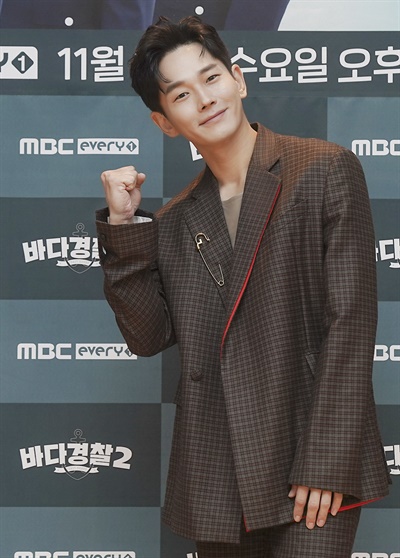 '바다경찰2' 온주완, 해양경찰 마스코트 온주완 배우가 25일 오후 열린 MBC에브리원 예능 <바다경찰2> 온라인 제작발표회에서 포즈를 취하고 있다. <바다경찰2>는 해상경비, 해난구조, 해상 환경 보존 등 바다를 지키는 각종 업무를 맡아 해결하며 해양경찰의 감동과 애환을 그린 리얼리티 프로그램이다. 25일 수요일 밤 10시 20분 첫 방송.