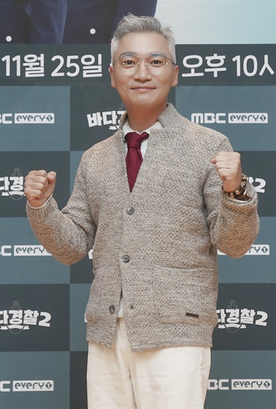 '바다경찰2' 조재윤, 해양을 지켜라 조재윤 배우가 25일 오후 열린 MBC에브리원 예능 <바다경찰2> 온라인 제작발표회에서 포즈를 취하고 있다. <바다경찰2>는 해상경비, 해난구조, 해상 환경 보존 등 바다를 지키는 각종 업무를 맡아 해결하며 해양경찰의 감동과 애환을 그린 리얼리티 프로그램이다. 25일 수요일 밤 10시 20분 첫 방송.