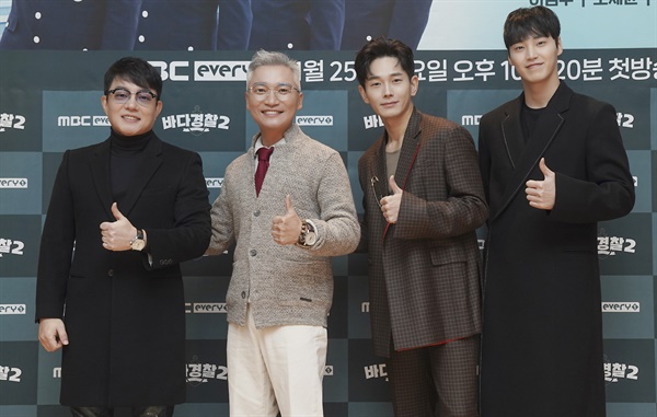 '바다경찰2' 해양경찰 화이팅! 이범수, 조재윤, 온주완, 이태환 배우가 25일 오후 열린 MBC에브리원 예능 <바다경찰2> 온라인 제작발표회에서 포즈를 취하고 있다. <바다경찰2>는 해상경비, 해난구조, 해상 환경 보존 등 바다를 지키는 각종 업무를 맡아 해결하며 해양경찰의 감동과 애환을 그린 리얼리티 프로그램이다. 25일 수요일 밤 10시 20분 첫 방송.