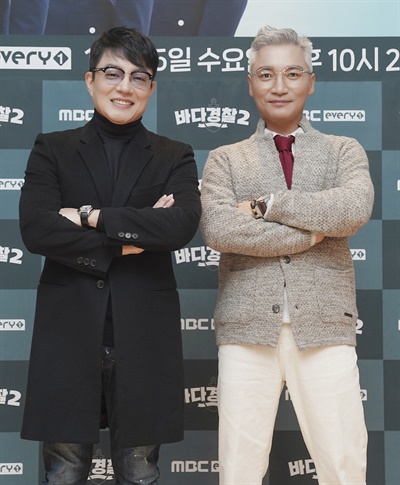 '바다경찰2' 이범수-조재윤, 해적아닙니다! 이범수와 조재윤 배우가 25일 오후 열린 MBC에브리원 예능 <바다경찰2> 온라인 제작발표회에서 포즈를 취하고 있다. <바다경찰2>는 해상경비, 해난구조, 해상 환경 보존 등 바다를 지키는 각종 업무를 맡아 해결하며 해양경찰의 감동과 애환을 그린 리얼리티 프로그램이다. 25일 수요일 밤 10시 20분 첫 방송.