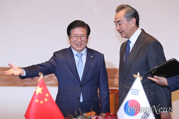 박병석 국회의장이 27일 서울 여의도 국회 사랑재를 찾은 왕이 중국 외교부장을 맞이하고 있다.