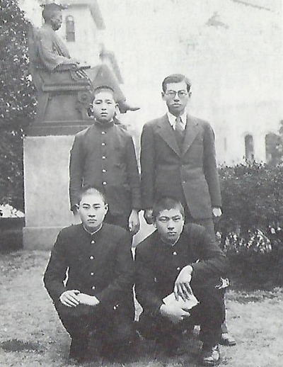 일본 유학시절의 노상도 형제.  오른쪽 앉은 이가 노현섭, 그 뒤가 노상도.