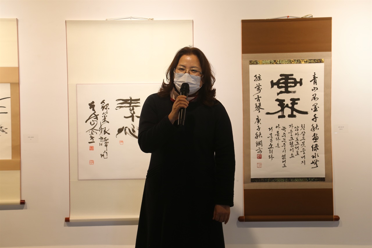 다원갤러리가 초대전 여묵상우 제4회전을 지난 26일부터 오는 12월 2일까지 개최한다. 다원갤러리 김용남 대표가 인사말을 전하고 있다.