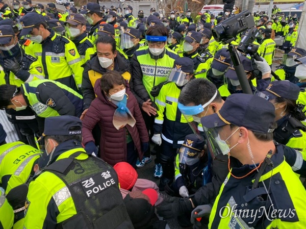 2020년 11월 27일 오후 국방부가 경북 성주군 소성리 사드 기지에 공사자재를 반입하려 하자 주민들이 막아선 가운데 경찰이 해산을 시도하고 있다.