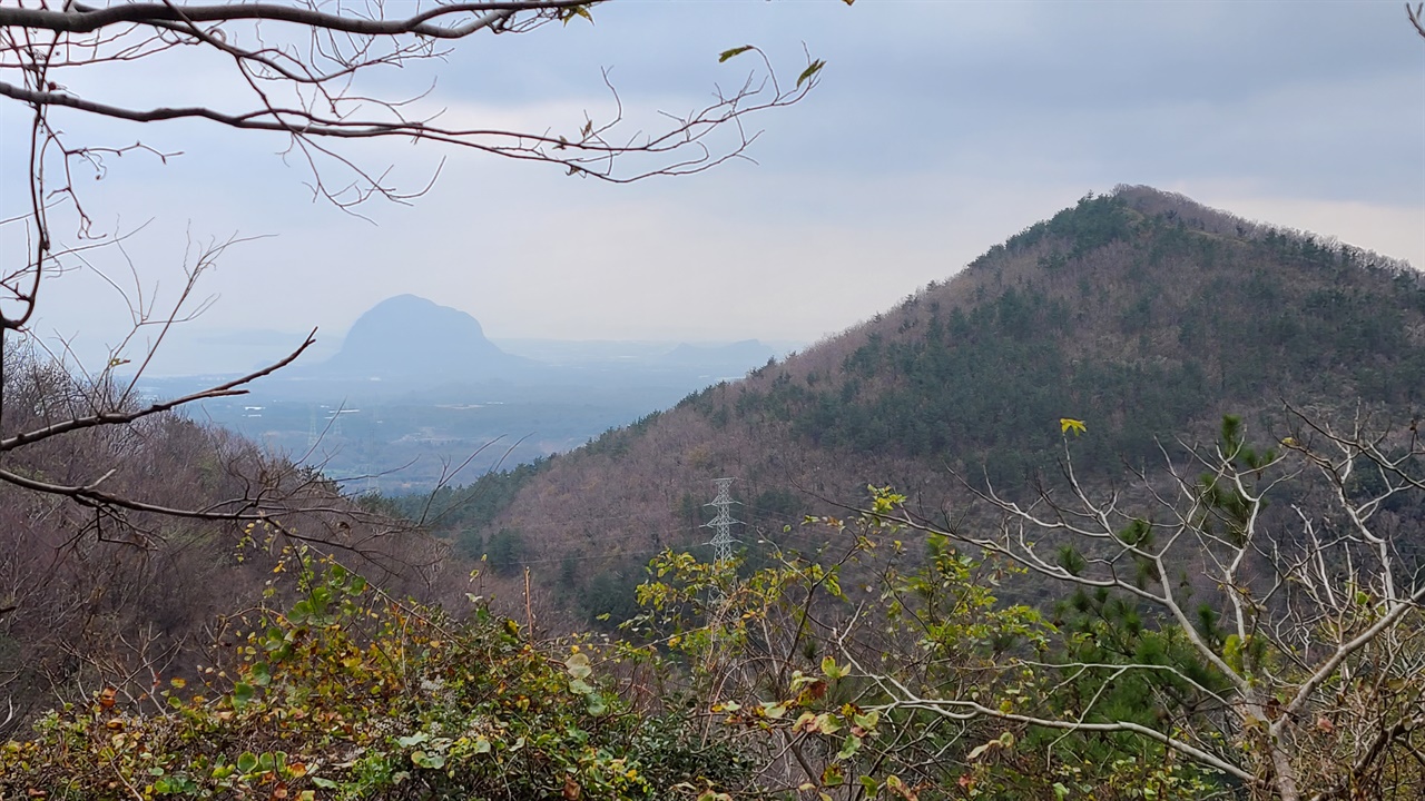 저 멀리 산방산이 보이고 대병악이 가까이 보인다. 