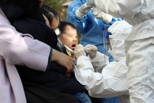 11월 28일 오후 대전시 유성구 한 초등학교에 마련된 코로나19 임시 선별진료소에서 어린이가 검사받고 있다.