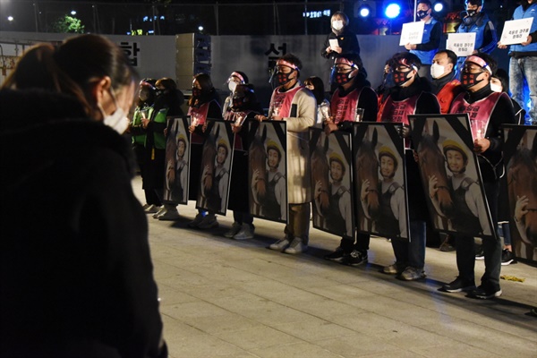 문중원 열사의 뜻을 지키려는 마음을 담아 참가자들이 ‘함께 가자 우리 이 길을’ 노래를 불렀다.