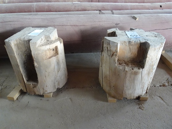 이 기둥의 밑부분은 초석에 얹어졌고 위부분은 마루의 표면으로 그대로 마루에 노출되었다.
