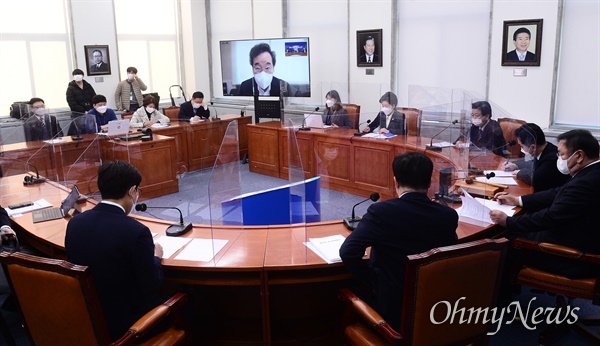 더불어민주당 이낙연 대표가 30일 오전 서울 여의도 국회에서 열린 최고위원회의에서 화상으로 참석해 발언하고 있다.