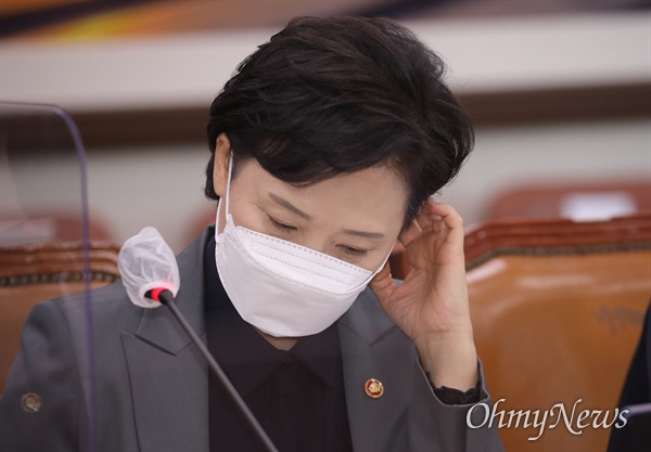 김현미 국토교통부 장관이 지난 11월 30일 오전 서울 여의도 국회에서 열린 국토교통위원회 전체회의에서 생각에 잠겨 있다.