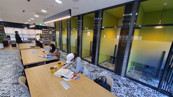 서교동 효성해링턴타워의 도서관. 도서관 한 켠에 개인 공부방으로 쓸 수 있는 '집필실'이 마련되어 있다.