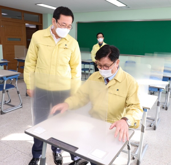 인천시와 인천시교육청이 수능시험장에 대한 방역 강화 등에 적극 협력한다. 사진은 30일, 박남춘 인천시장(왼쪽)과 도성훈 인천시교육감(오른쪽)이 수능시험장 중 한 곳인 문일여자고등학교를 방문해 방역상황을 점검하는 모습.