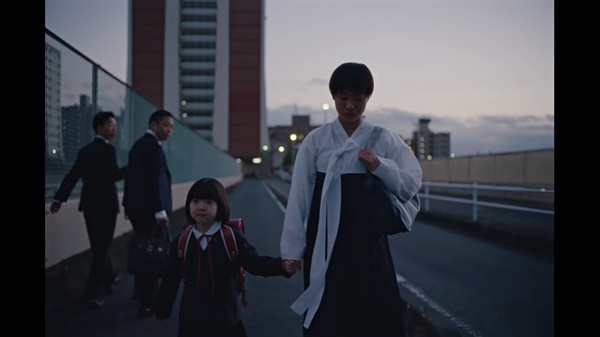  일본의 외국인 차별을 다룬 나이키 재팬의 새 광고 영상 갈무리.