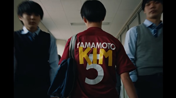  일본의 외국인 차별을 다룬 나이키 재팬의 새 광고 영상 갈무리.
