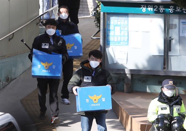 1일 오후 서울 성북구 사랑제일교회에서 압수수색을 마친 경찰이 물품을 옮기고 있다. 경찰은 지난달 명도집행 과정에서 일부 관계자들이 화염병을 동원한 일 등 불법행위를 수사하기 위해 교회 본관과 별관 등에 대한 압수수색에 나섰다.