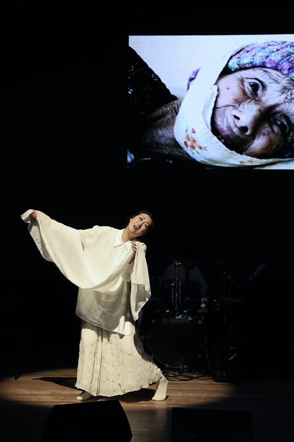 11월 28일 열린 제주4.3항쟁 관련 추념행사에서 김현아씨가 '무명천 할머니'의 삶을 몸으로 표현하고 있다