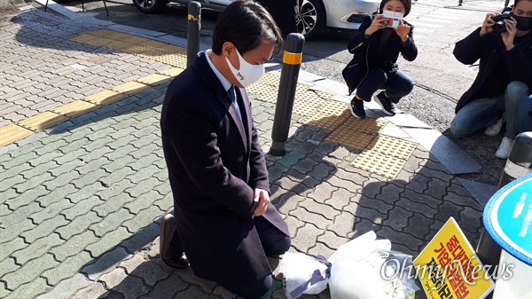 김종철 정의당 대표가 1일 오후 수성구의 현장을 찾아 지난달 6일 음주운전 차량에 숨진 환경미화원을 추모하며 무릎을 꿇고 헌화했다.