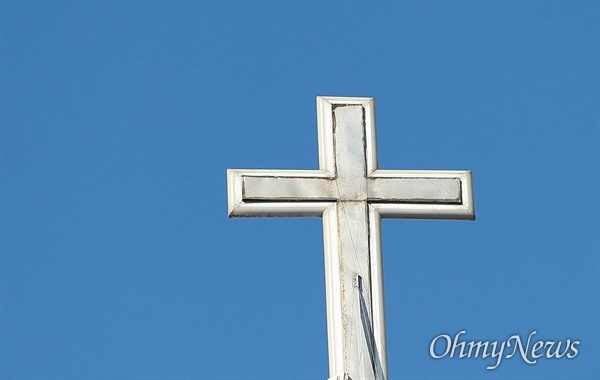 부산 지역의 한 교회 십자가.